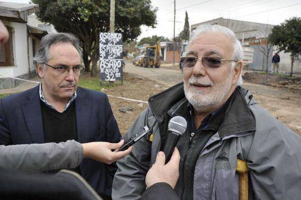 Funcionarios Municipales recorrieron las obras de red cloacal del B� Del Pino  