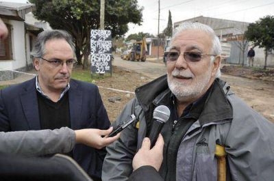 Funcionarios Municipales recorrieron las obras de red cloacal del B� Del Pino  
