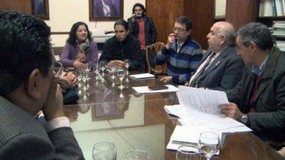 Toma en la facultad de Artes: entregaron un petitorio a funcionarios del Rectorado
