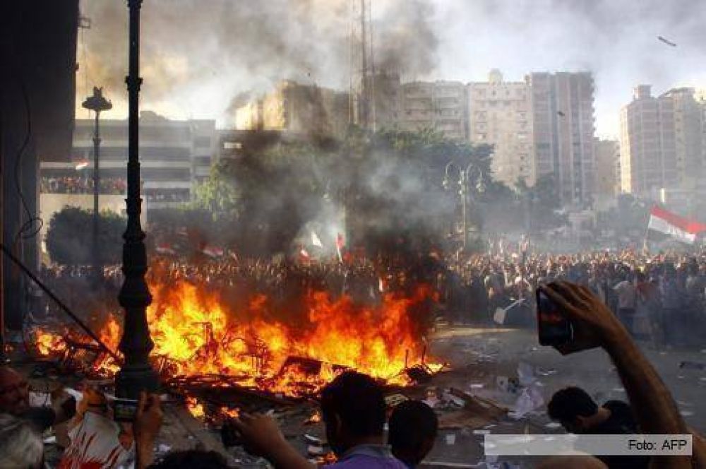 El ej�rcito egipcio amenaz� con "tomar medidas", mientras renunciaron cinco ministros