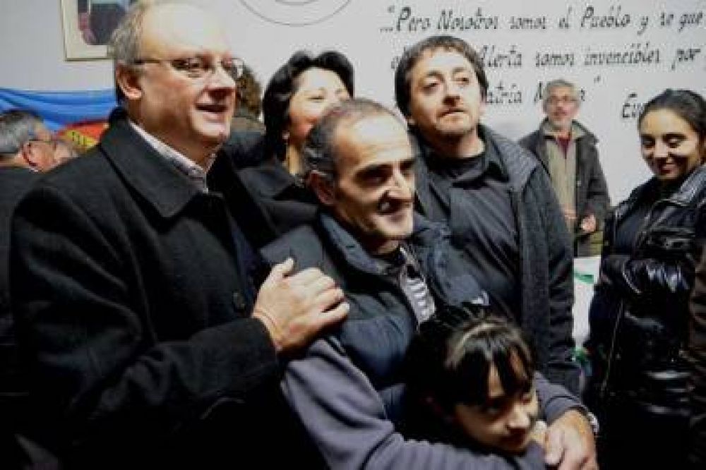 Di Pierro encabez� la entrega de lotes a instituciones locales