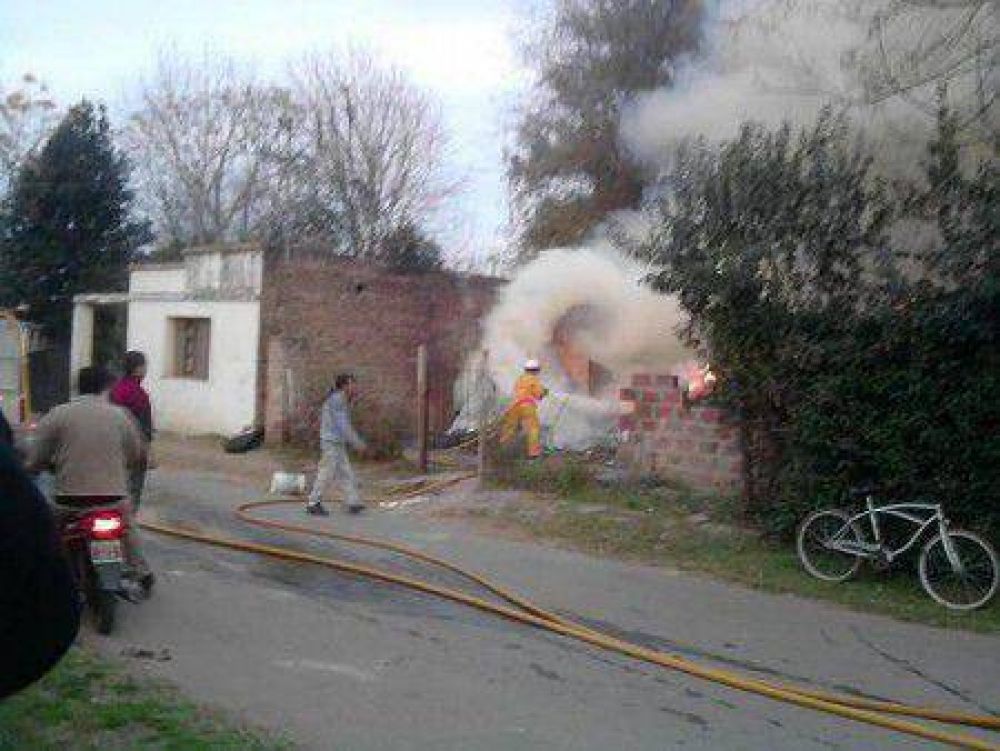 Un incendio destruy� una casa en el Barrio La Loma