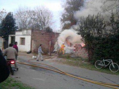Un incendio destruy� una casa en el Barrio La Loma