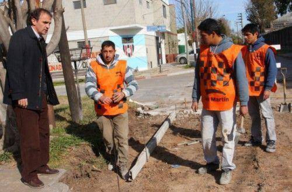 Katopodis supervis� obras de bacheo y asfalto en Villa Maip�