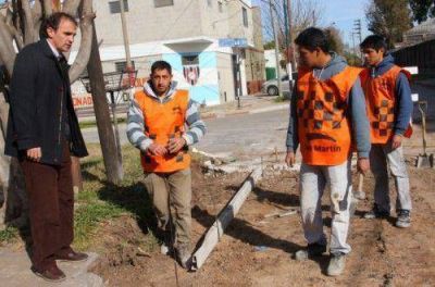 Katopodis supervis� obras de bacheo y asfalto en Villa Maip�