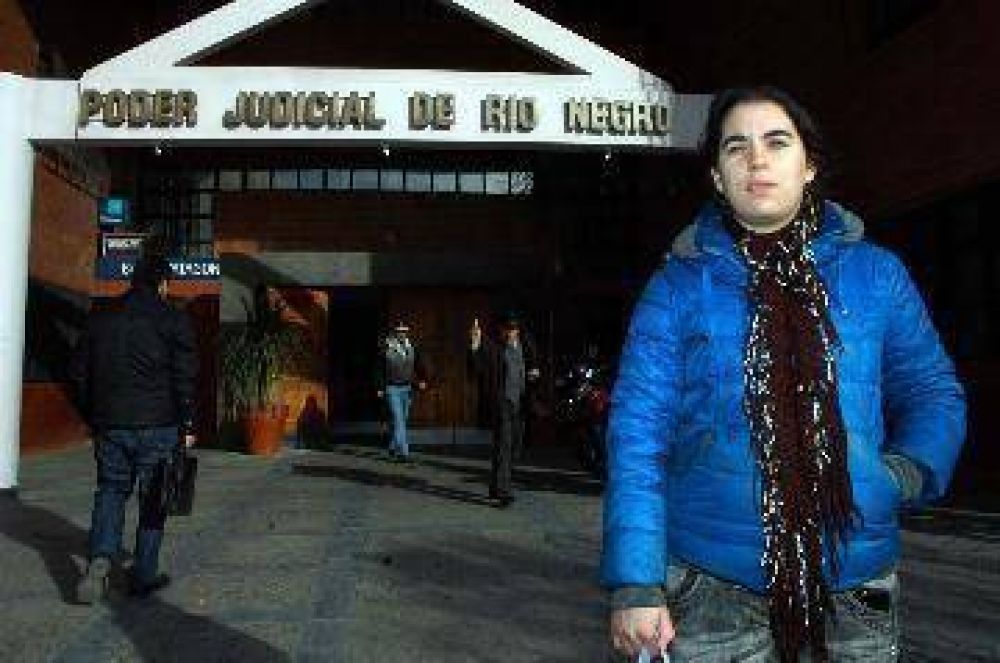 Una joven viedmense lucha por traer a sus hijos de China