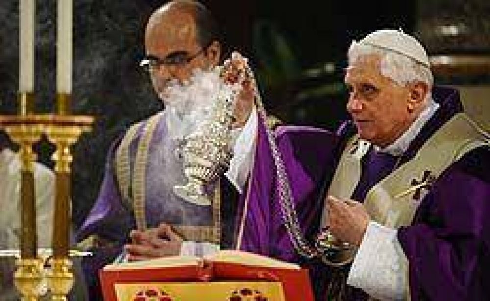 Desde el Vaticano desmienten que Benedicto XVI vaya a visitar Irak 