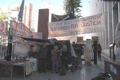 Ex tripulantes pesqueros acampan desde hace 7 meses en el acceso a Tribunales