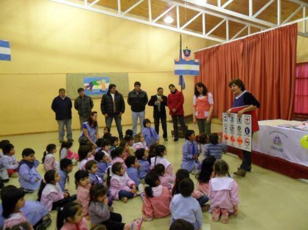 Vialidad entreg� material did�ctico y reconocimientos