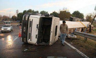 Volc� un cami�n cisterna en la rotonda del C�ndor y derram� combustible