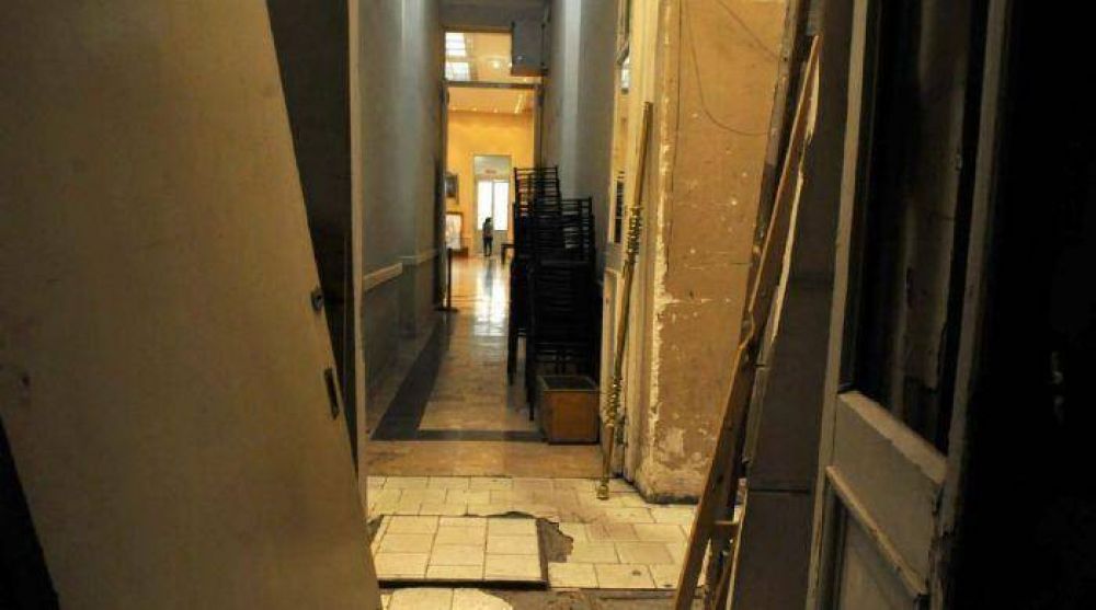 Demoler�n una parte de la Legislatura en riesgo de derrumbe