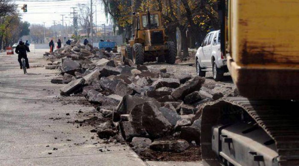 Asfaltan calle Mitre de Guaymall�n, la obra m�s esperada