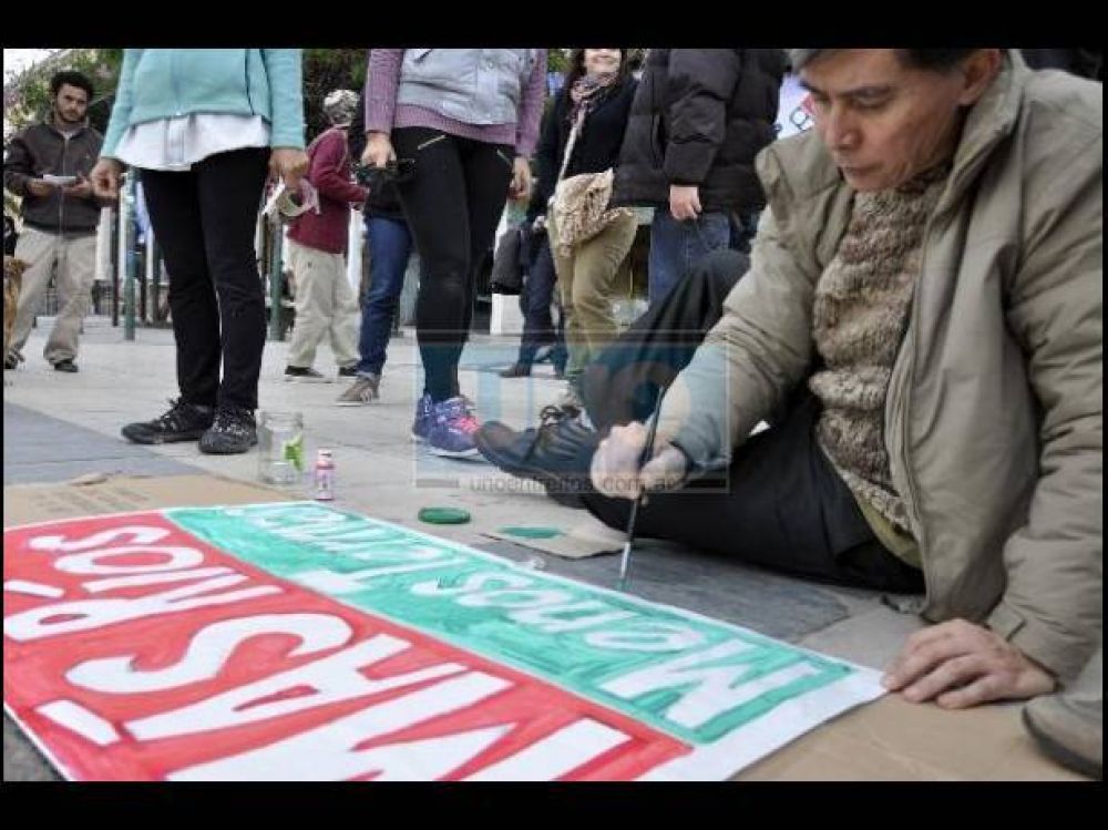 El grupo 'M�s R�os, Menos Termas' realiz� una intervenci�n en la peatonal