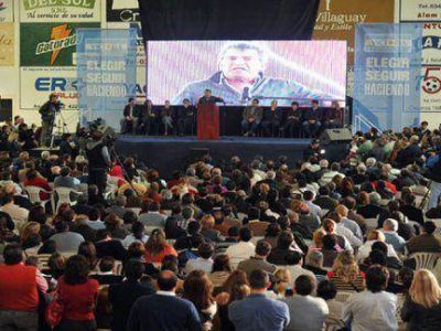 Urribarri present� los candidatos oficialistas y remarc�: �No podemos jugar a medias�