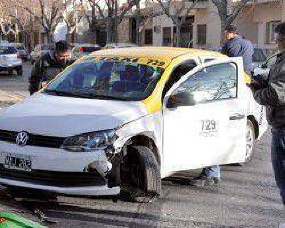 Choque de un rem�s y un auto cuyo conductor no ten�a licencia