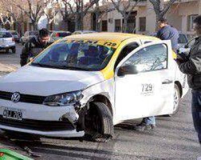 Choque de un rem�s y un auto cuyo conductor no ten�a licencia