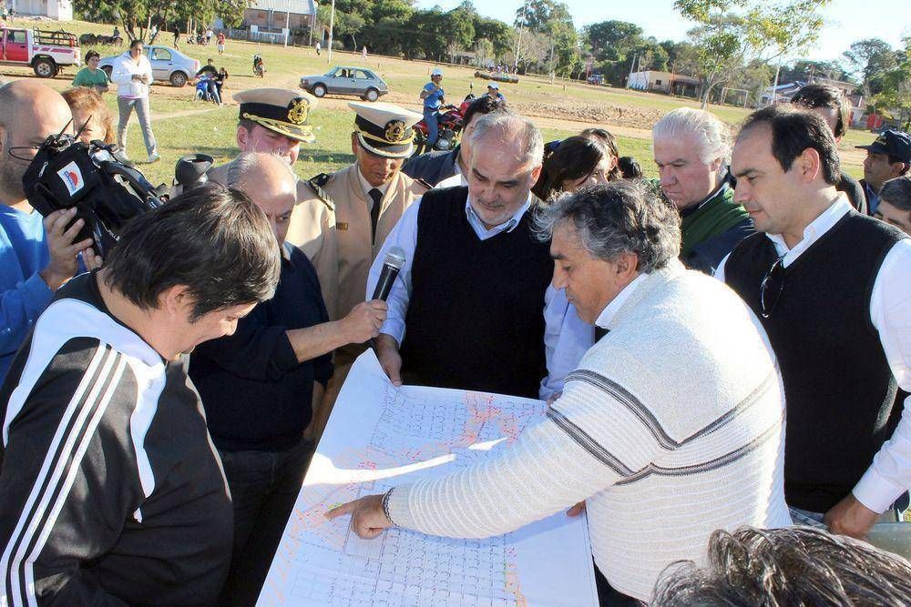 El gobernador recorri� las zonas afectadas de Paso de la Patria e Itat�