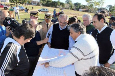 El gobernador recorri� las zonas afectadas de Paso de la Patria e Itat�