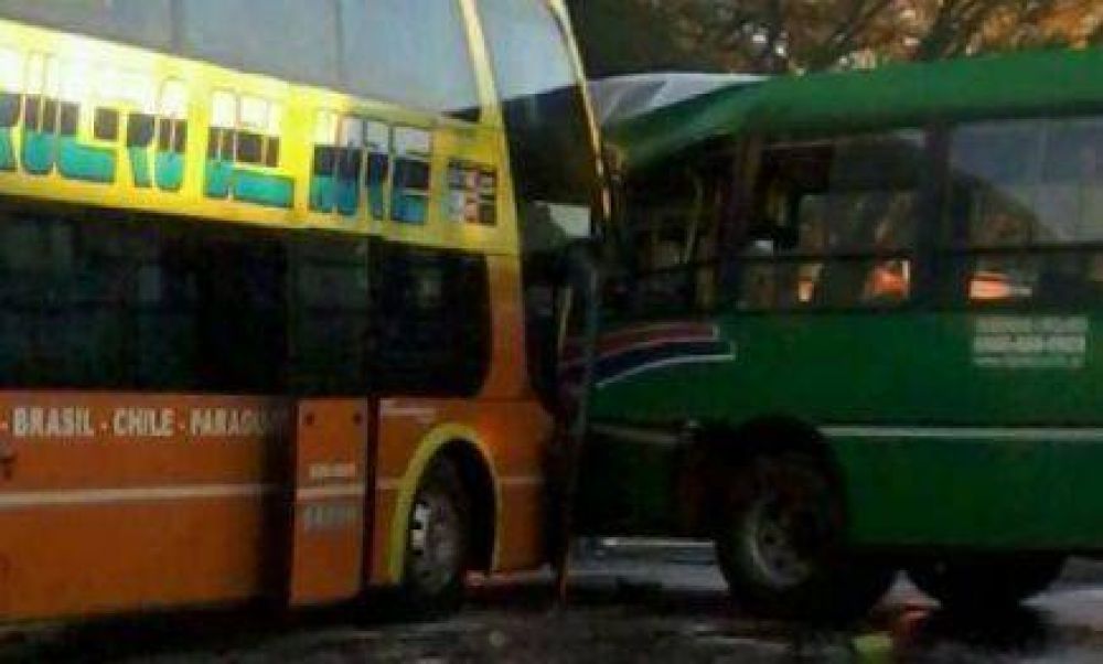 Permanecen 10 personas internadas por el choque de colectivos 