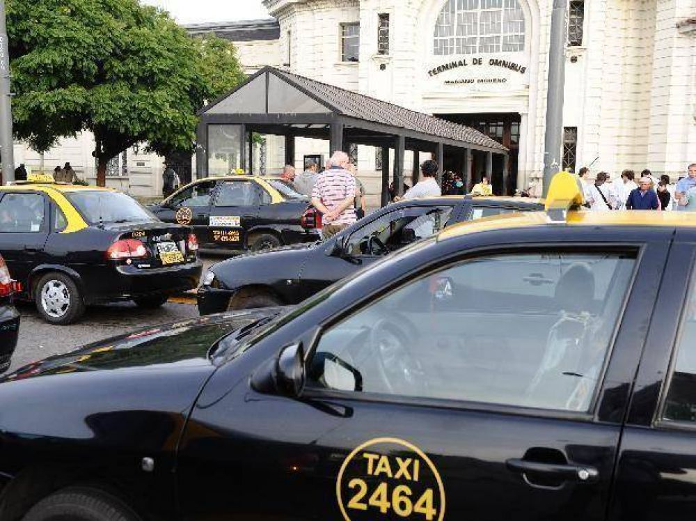 Violenta pelea entre dos taxistas en la Terminal culmina en Refiner�a con uno herido de bala