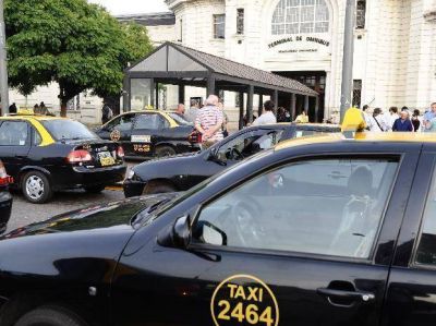 Violenta pelea entre dos taxistas en la Terminal culmina en Refiner�a con uno herido de bala