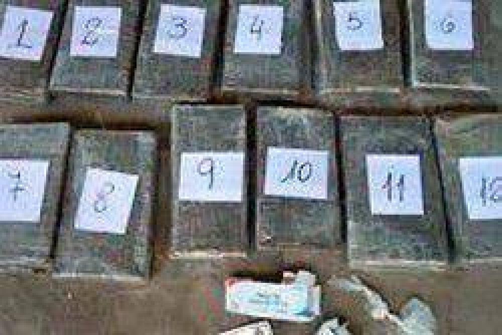 Detuvieron a dos motomandados con casi 10 kilos de marihuana