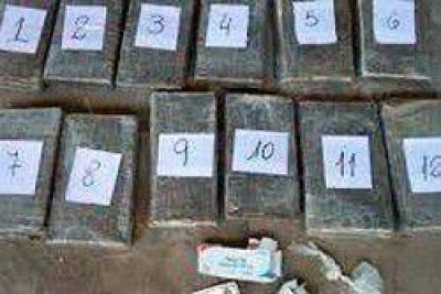 Detuvieron a dos motomandados con casi 10 kilos de marihuana
