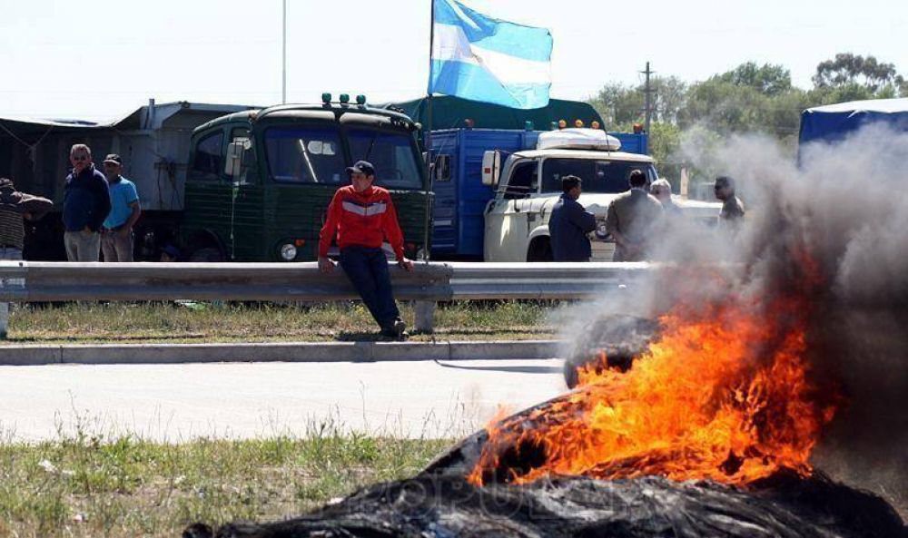 Sin acuerdos, transportistas cerealeros cortar�n las rutas 226 y 51