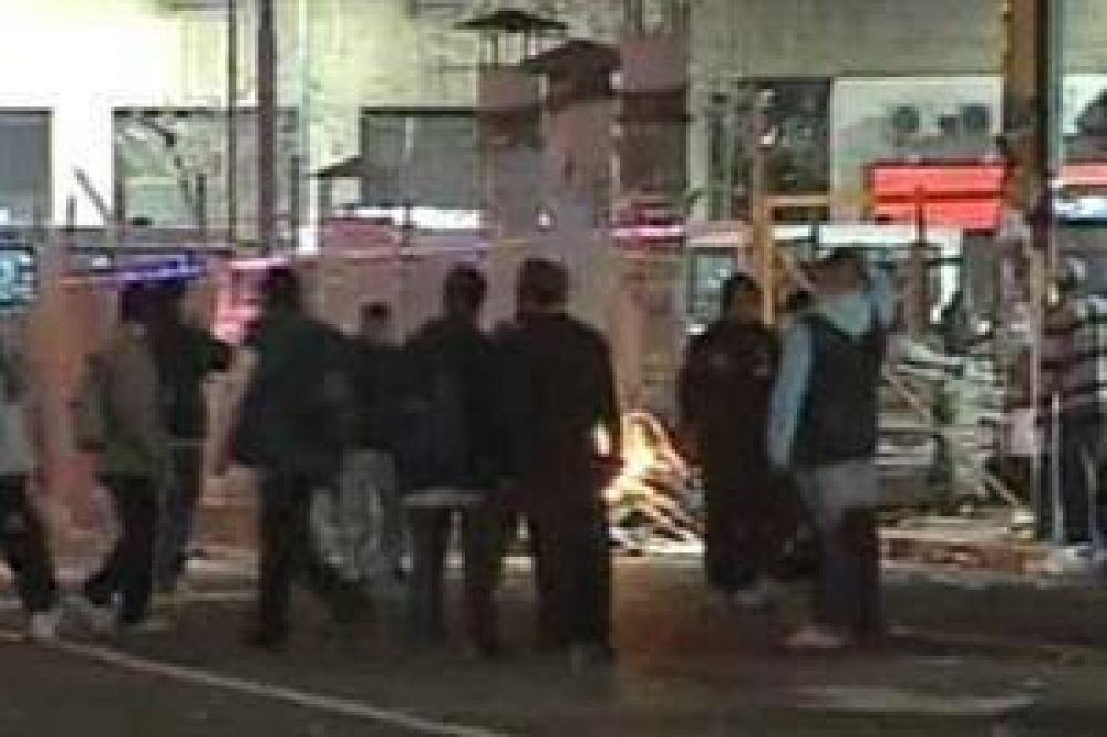 Destrozos y detenidos en Constituci�n en medio del paro de trenes