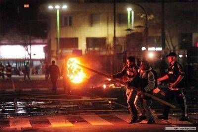 Unas 15 personas resultaron detenidas por los incidentes y destrozos en Constituci�n