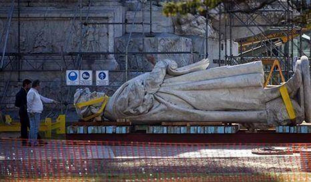 Contin�an desarmando el monumento a Col�n