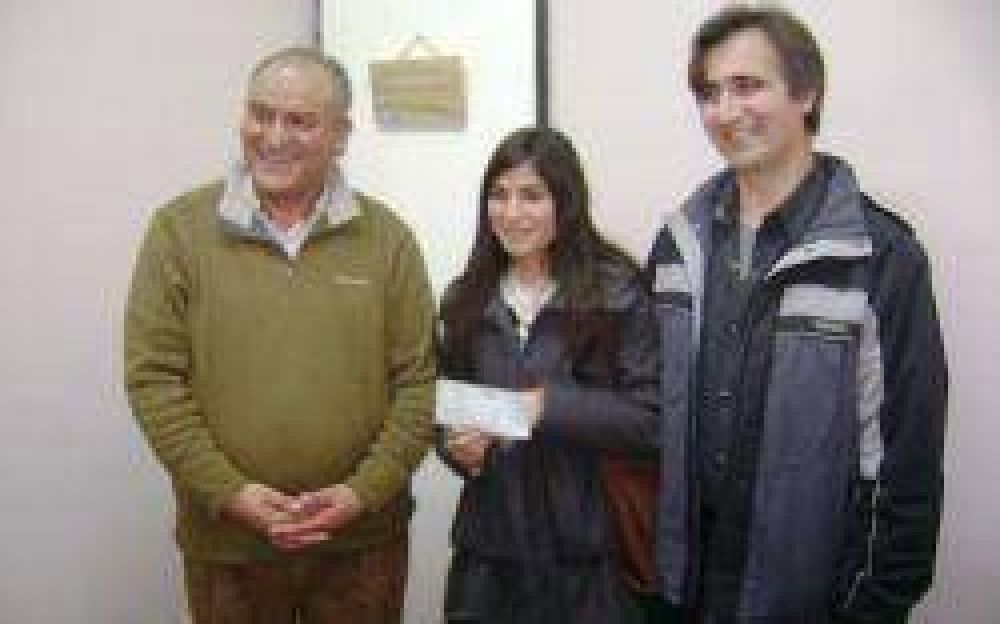 EL DIPUTADO JUAN CARLOS JU�REZ ENTREG� UN SUBSIDIO A JENNIFER ROMERO 