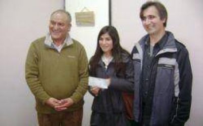 EL DIPUTADO JUAN CARLOS JU�REZ ENTREG� UN SUBSIDIO A JENNIFER ROMERO 
