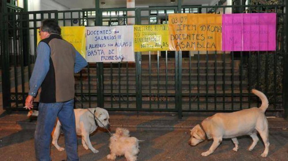 Docentes no dan clases por demoras en el pago de sueldos