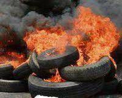 Grupos sociales reclamaron frente al Municipio