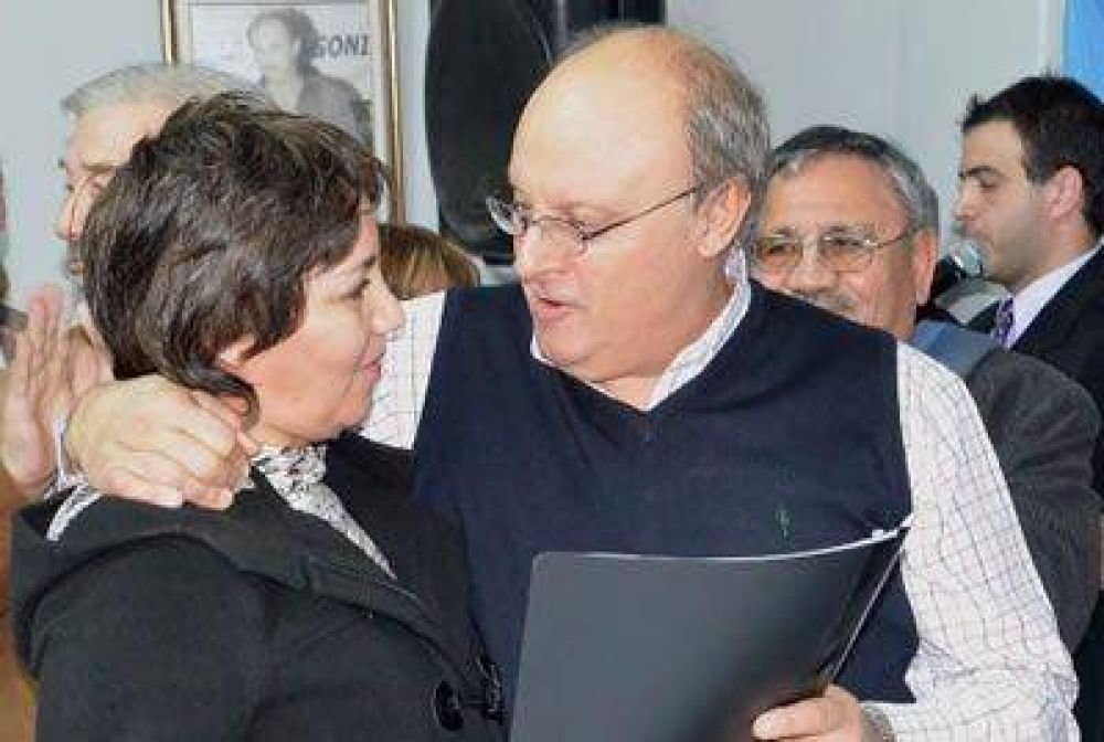 Di Pierro encabez� entrega de lotes a instituciones de Comodoro
