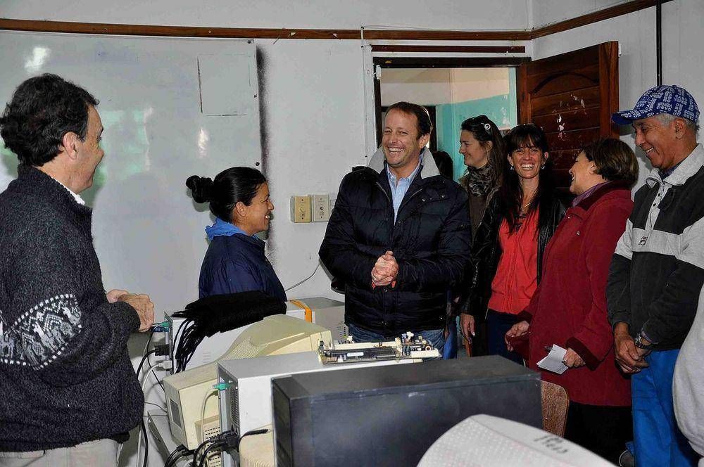 Insaurralde visit� una escuela de formaci�n profesional para adultos