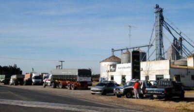 Camioneros de ATCADe realizan piquetes en toda la Provincia y cientos de camiones est�n parados en las rutas
