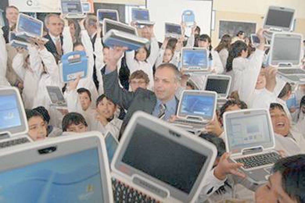 Buzzi entregar� hoy m�s de 3 mil netbooks en esta ciudad