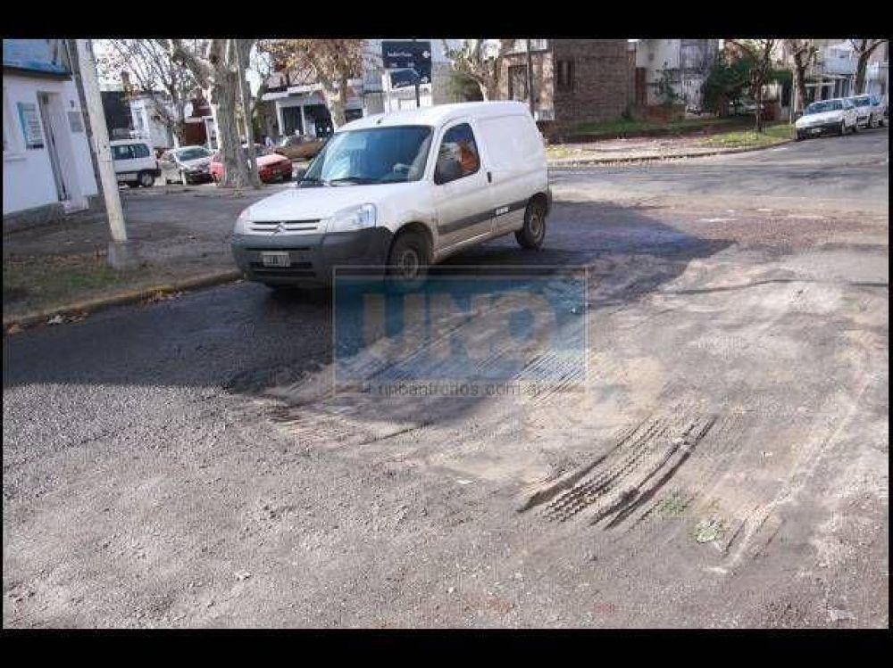 Exigen explicaciones por el deterioro de calle Andr�s Pazos