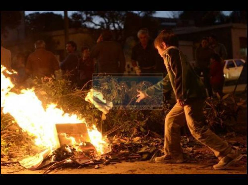Los vecinos del barrio Villa Almendral de Paran� se manifestaron en la calle
