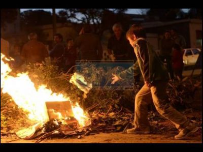 Los vecinos del barrio Villa Almendral de Paran� se manifestaron en la calle