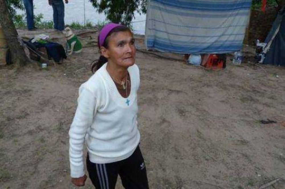 Familia vive en una carpa y denuncia abandono