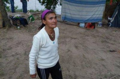 Familia vive en una carpa y denuncia abandono
