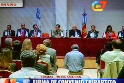 Las Termas: el Gobernador Zamora firm� importante convenio con los ministros Meyer y Tomada