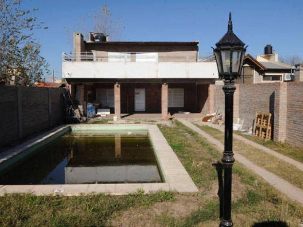 El jefe de una comisar�a vendi� su casa de Funes a un l�der de Los Monos