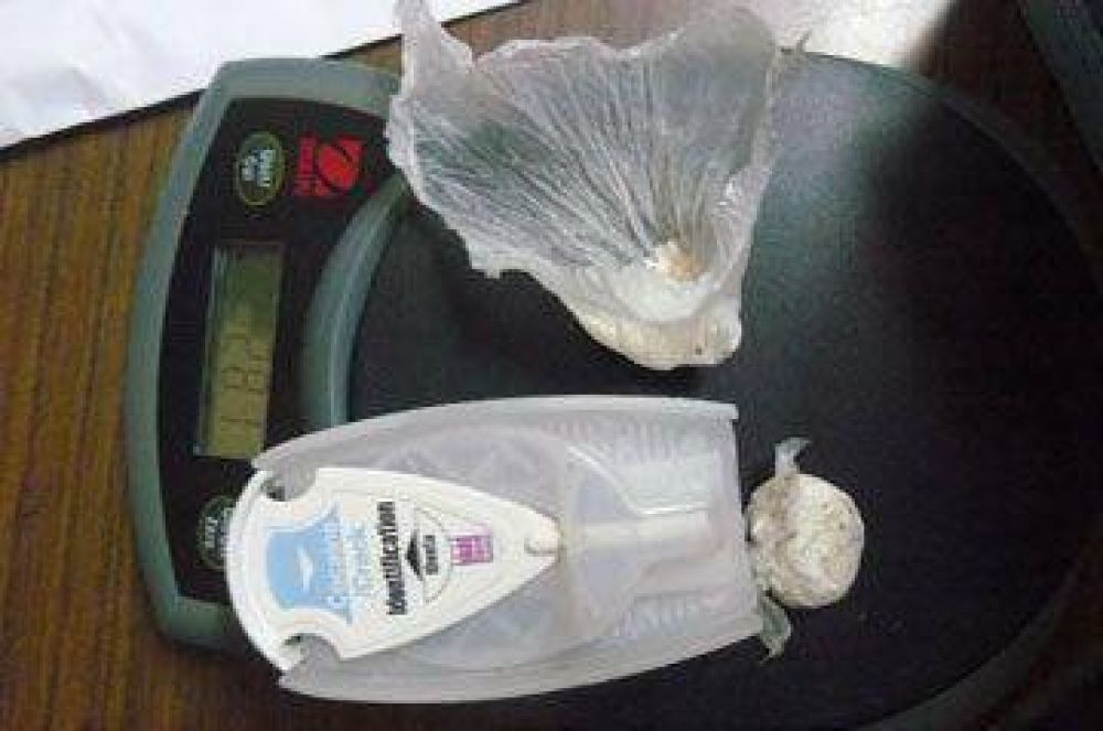 Detienen a �dealers� con droga