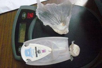 Detienen a �dealers� con droga