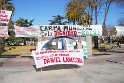 Un d�a como hoy empleados municipales retiraban la carpa de la Dignidad