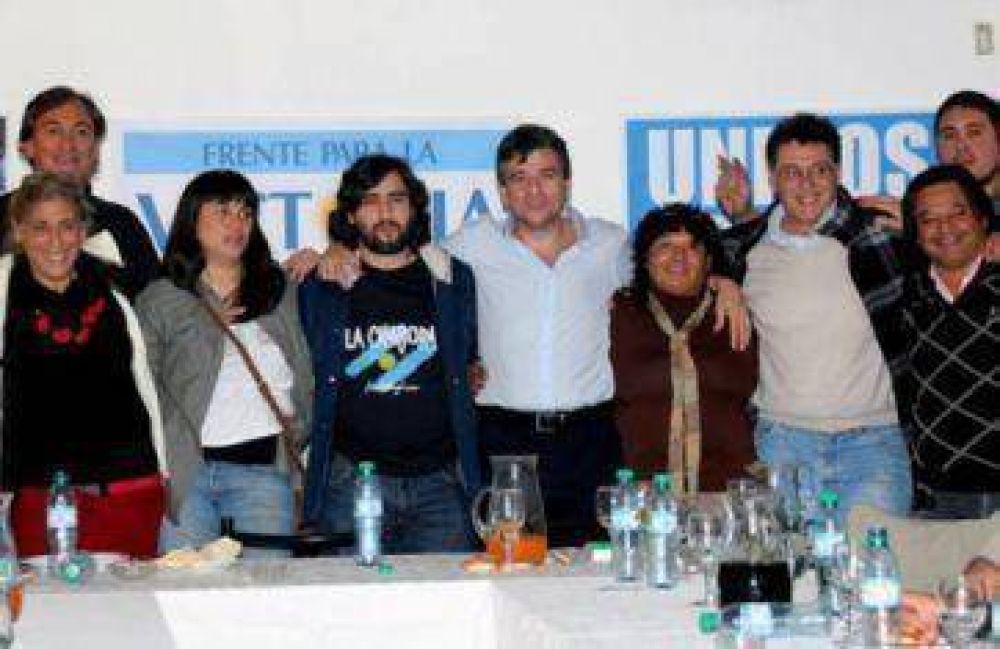 Con artistas, el FpV se lanz� contra Acu�a